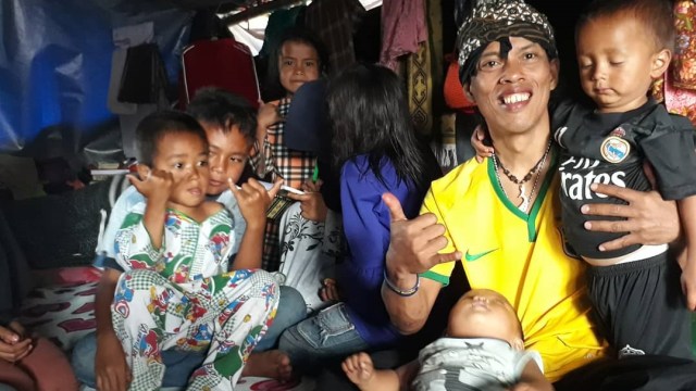Ronaldikin (kedua dari kanan) saat menjadi relawan di Lombok Timur. (Foto: Instagram/@ronaldikin_70)
