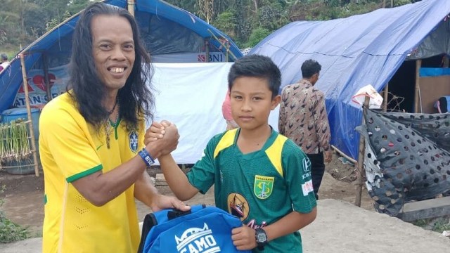 Ronaldikin (kiri) saat menjadi relawan di Lombok Timur. (Foto: Instagram/@ronaldikin_70)