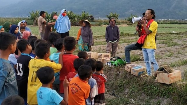 Ronaldikin (kanan) saat menjadi relawan di Lombok Timur. (Foto: Instagram/@ronaldikin_70)