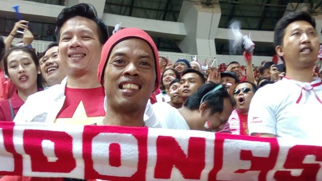 Ronaldikin saat mendukung Timnas Indonesia. (Foto: Instagram/@ronaldikin_70)
