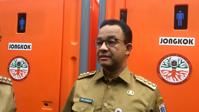 Gubernur DKI Jakarta Anies Baswedan tinjau lokasi kebakaran Tomang, Jakarta Barat. (Foto: Moh. Fajri/kumparan)