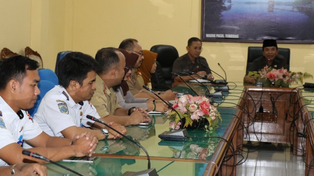 Wakil Bupati Bojonegoro, Drs H Budi Irawanto M Pd, lakukan pembekalan kepada 14 orang aparatur sipil negara (ASN) di lingkup Pemkab Bojonegoro, Selasa (22/01/2019), di Aula Pertemuan Batik Madrim, Pemkab Bojonegoro.