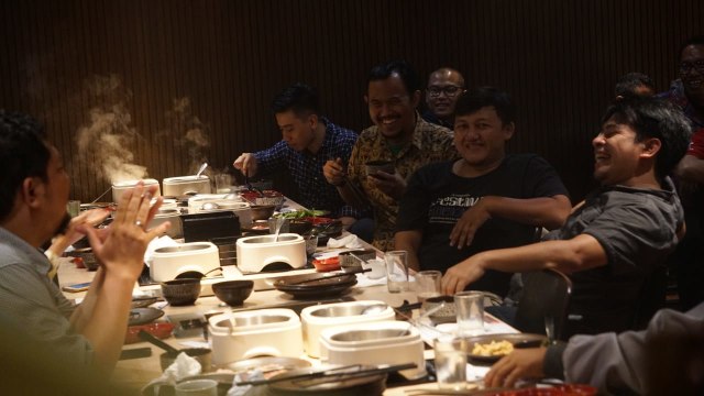 Sambil bersantap malam Pemimpin Redaksi kumparan, Arifin Asydhad, mengobrol dengan para peserta kumparan 1001 Startup Media Online. (Foto: Jamal Ramadhan/kumparan)