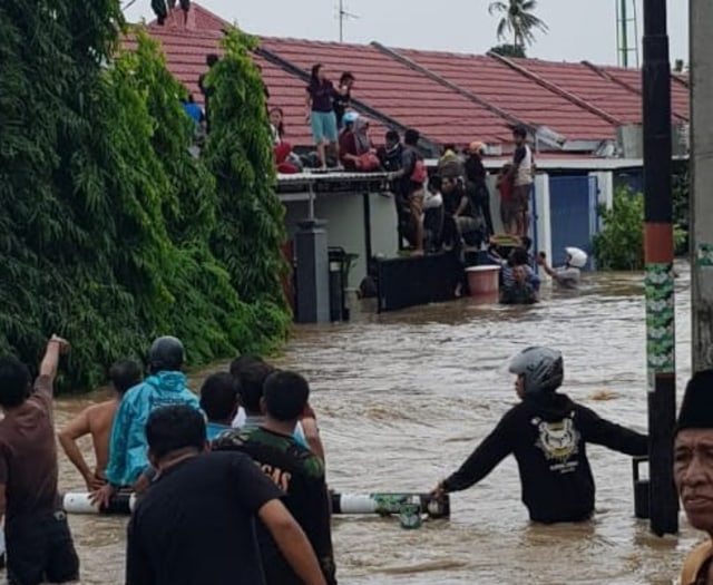 Warga Perumahan Nusa Mappala Gowa Pakkabinga Bokolu terjebak banjir, Selasa (22/1).