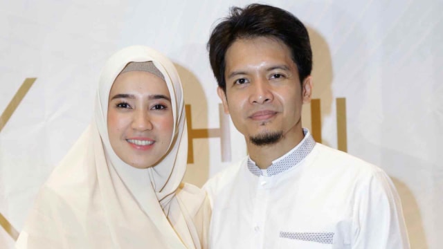 Artis Dhini Aminarti dan suaminya Dimas Seto saat hadir di launching hijab Syar'i miliknya di kawasan Bintaro Tangerang Selatan Selasa (22/01).
 (Foto: Ronny)