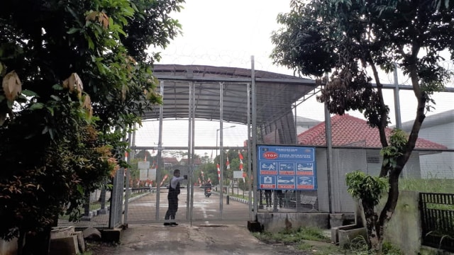 Suasana gerbang masuk Lapas Gunung Sindur, Bogor. (Foto: Aditia Noviansyah/kumparan)