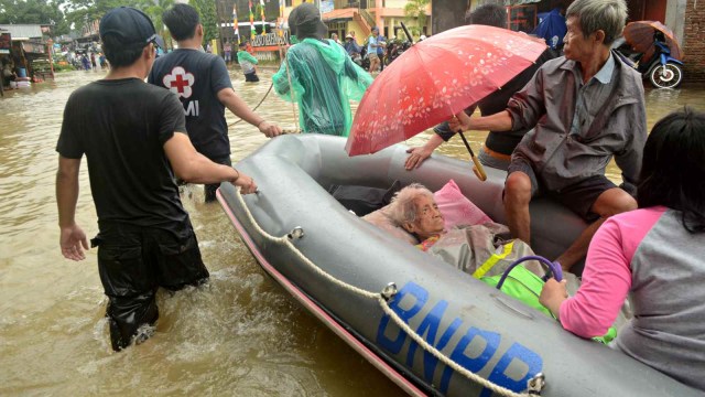 Tim relawan mengevakuasi warga korban banjir di Kelurahan Paccerakkang, Makassar, Sulawesi Selatan, Selasa (22/01/2019). (Foto: ANTARA FOTO/Sahrul Manda Tikupadang)