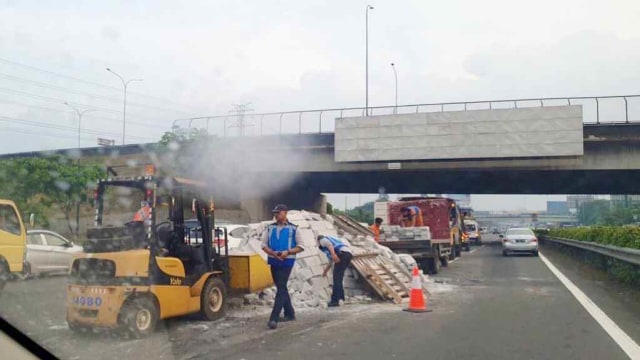 Bata ringan berhamburan di Tol Tarang Tengah akibat kecelakaan truk. (Foto: Instagram/@tmcpoldametro)