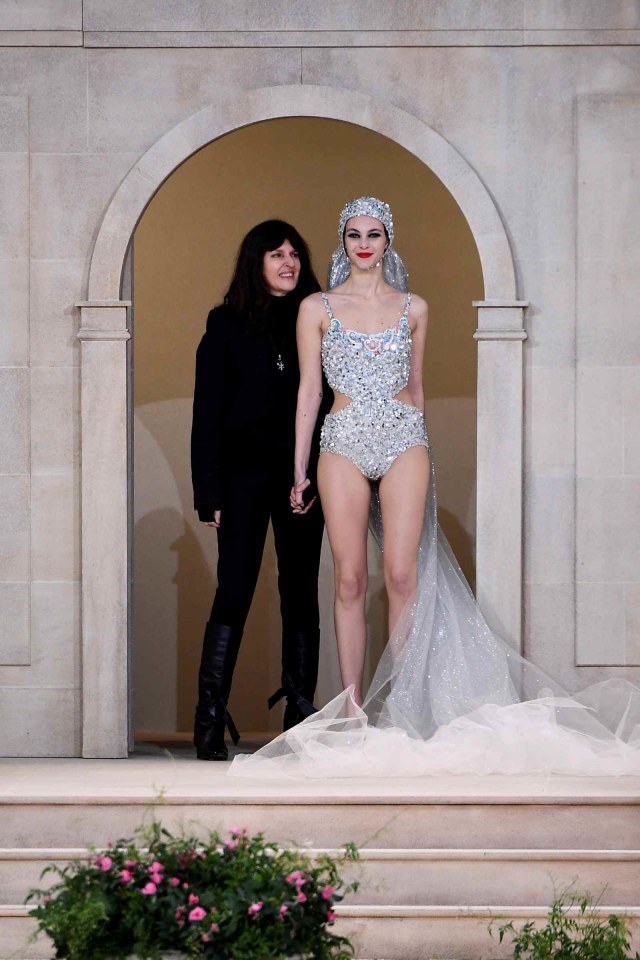 Virginie Viard mewakili Karl Lagerfeld di fashion show couture Chanel. (Foto: AFP / Anne-Christine POUJOULAT)