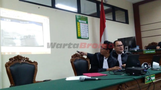 JPU KPK tunjukkan bukti transfer uang dari M Baqir ke Rekening Supaat, pada sidang terdakwa M Baqir di Pengadilan Tipikor Surabaya, Senin (21/1/2019).