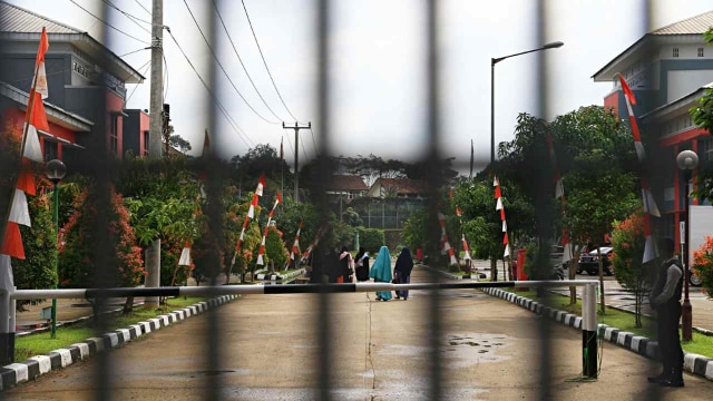 Sejumlah keluarga memasuki gerbang Lapas Gunung Sindur, Bogor. (Foto: Aditia Noviansyah/kumparan)
