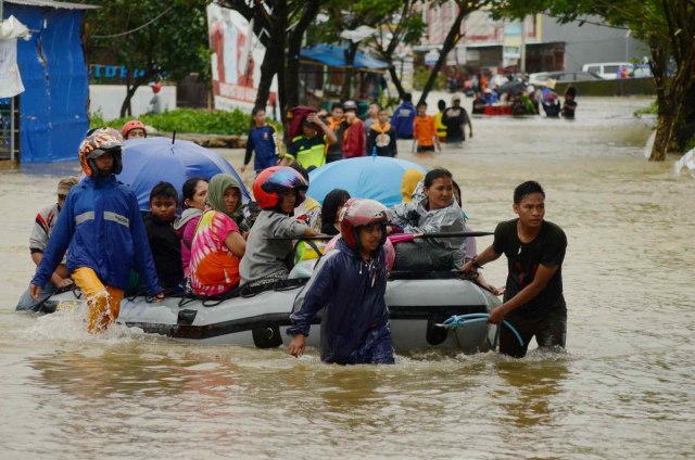 Tim relawan mengevakuasi warga korban banjir di Kelurahan Paccerakkang, Makassar, Sulawesi Selatan, Selasa (22/01/2019).  (Foto: ANTARA FOTO/Sahrul Manda Tikupadang)