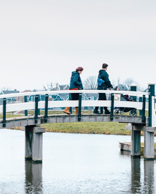 Menikmati Amsterdam dari atas jembatan. (Foto: Instagram @chelseaoliviaa)