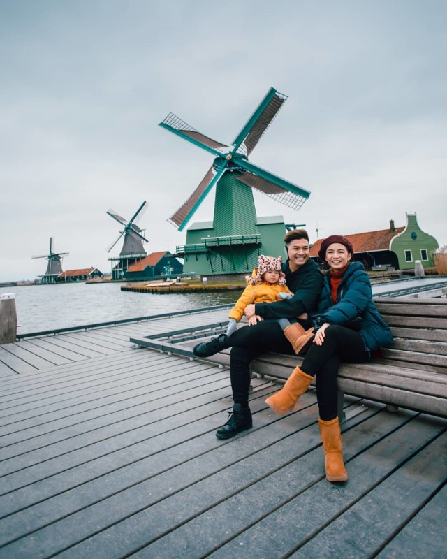 Glenn dan Chelsea, bersama Nastusha di depan kincir angin di Belanda. (Foto: Instagram @glennalinskie)