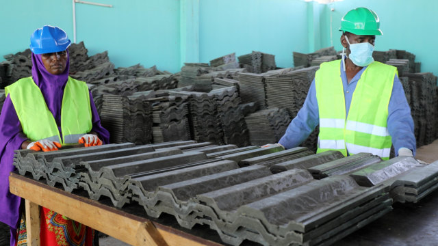 Sejumlah pekerja merapihkan genteng yang terbuat dari daur ulang sampah plastik di pabrik daur ulang Envirogreen di Mogadishu, Somalia. (Foto: REUTERS/Feisal Omar)