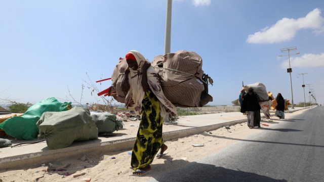 Sejumlah wanita membawa sampah plastik untuk didaur ulang menjadi genteng di pabrik daur ulang Envirogreen di Mogadishu, Somalia. (Foto: REUTERS/Feisal Omar)