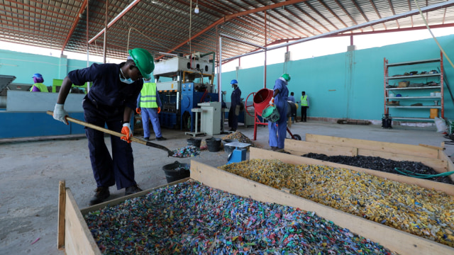 Seorang pekerja mendaur ulang sampah plastik di Envirogreen di Mogadishu, Somalia. (Foto: REUTERS/Feisal Omar)