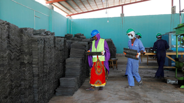 Sejumlah pekerja merapihkan genteng hasil dari daur ulang plastik di pabrik daur ulang Envirogreen di Mogadishu, Somalia. (Foto: REUTERS/Feisal Omar)