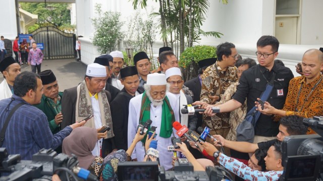 Ulama karismatik Banten, Abuya Ahmad Muhtadi bin Dimyathi al-Bantani (tengah) di Istana Presiden untuk bertemu Presiden Jokowi.  (Foto: Yudhistira Amran Saleh/kumparan)