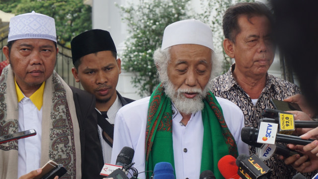 Ulama karismatik Banten, Abuya Ahmad Muhtadi bin Dimyathi al-Bantani (kedua kanan) di Istana Presiden untuk bertemu Presiden Jokowi.  (Foto: Yudhistira Amran Saleh/kumparan)
