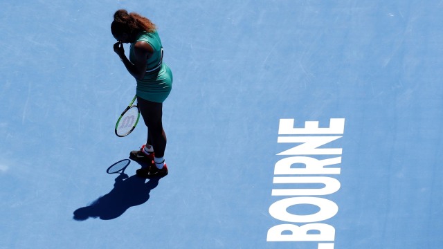 Serena Williams meratapi kekalahan dari Karolina Pliskova di perempat final Australia Terbuka 2019. (Foto: Kim Kyung-Hoon/Reuters)