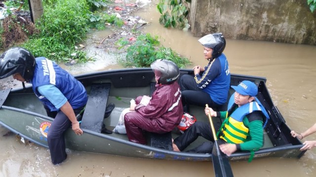 Sejumlah warga evakuasi korban banjir di Gowa, Sulawesi Selatan.  (Foto: Dok. Kementerian Sosial RI)