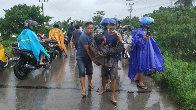 Sejumlah warga evakuasi korban banjir di Gowa, Sulawesi Selatan.  (Foto: Dok. Kementerian Sosial RI)