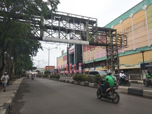 Pemko Banjarmasin akan melelang besi tua JPO Mitra Plaza di Jalan Pangeran Antasari. (Foto: Zahidi/banjarhits.id)