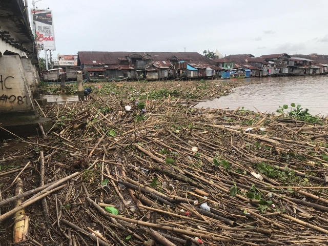 Sampah di Sungai Martapura menumpuk di bawah Jembatan Pasar Lama, Kota Banjarmasin, Rabu (23/1/2019). (Foto: Zahidi/banjarhits.id)