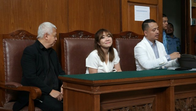 Aktris Gisella Anastasia (kedua dari kiri) saat menjalani sidang perceraian di Pengadilan Negeri Jakarta Selatan, Rabu (23/1/2019). (Foto: Nugroho Sejati/kumparan)
