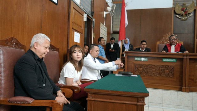 Aktris Gisella Anastasia (kedua dari kiri) saat menjalani sidang perceraian di Pengadilan Negeri Jakarta Selatan, Rabu (23/1/2019). (Foto: Nugroho Sejati/kumparan)