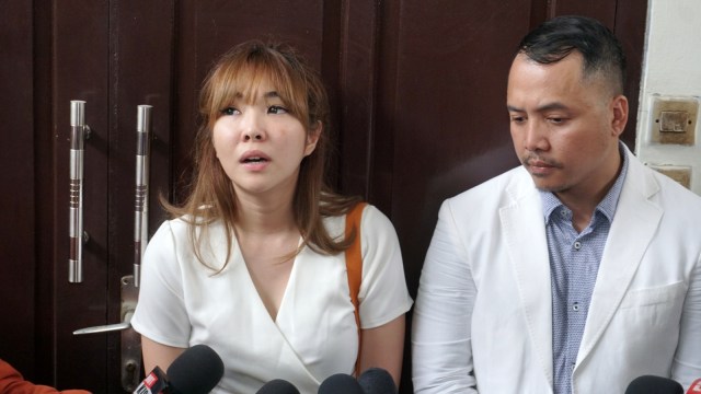 Aktris Gisella Anastasia (kiri) bersama kuasa hukumnya memberi keterangan pada wartawan menjalani sidang perceraian di Pengadilan Negeri Jakarta Selatan, Rabu (23/1/2019). (Foto: Nugroho Sejati/kumparan)