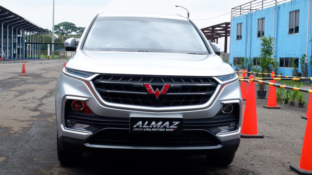 SUV Wuling Almaz resmi mengaspal di Indonesia, tantang CR-V, Pajero Sport dan Fortuner. (Foto: Aditya Pratama Niagara / kumparanOTO)