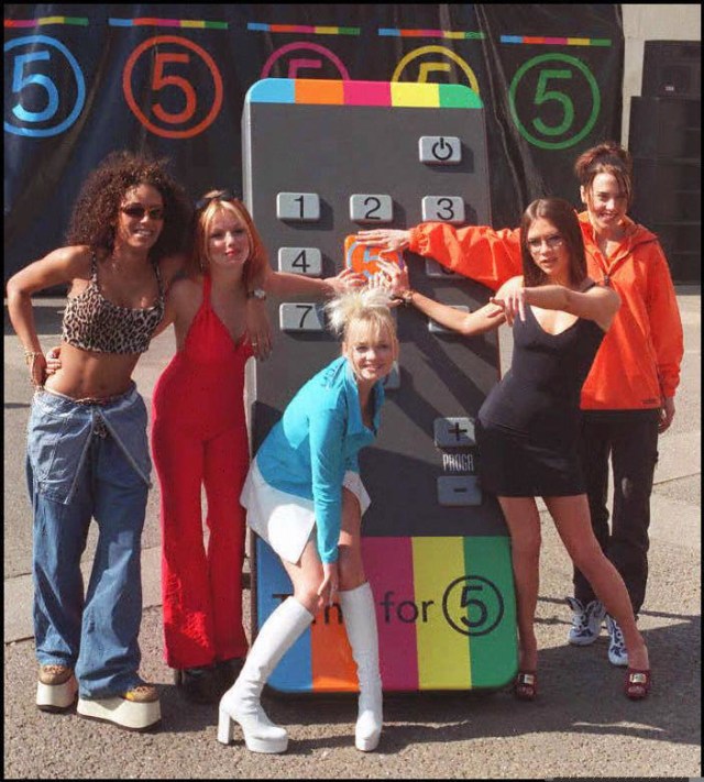Gaya Spice Girls saat menghadiri acara TV di tahun 1997. (Foto: Fiona Hanson/ AFP)