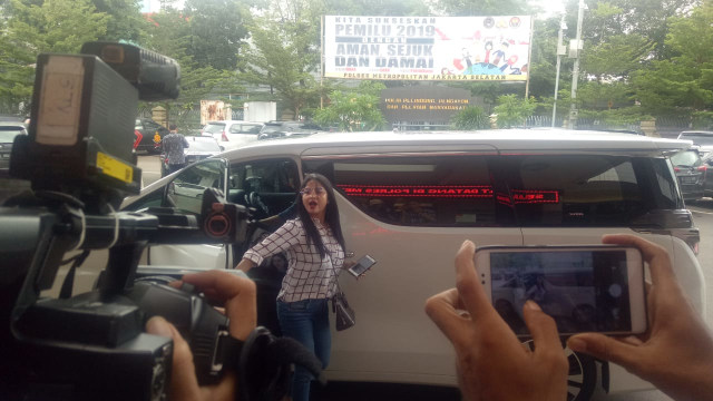 Dewi Persik sambangi Polres Jakarta Selatan (Foto: Ainul Qalbi/kumparan)