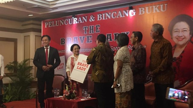 Megawati (kedua kiri) menerima Buku 'The brave Lady'.  (Foto: Rafyq Panjaitan/kumparan)