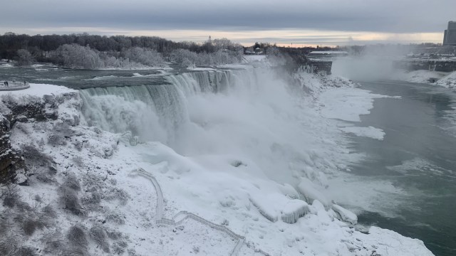 Foto udara Air Terjun Niagara, Kanada saat musim dingin. (Foto: REUTERS/Dronebase)
