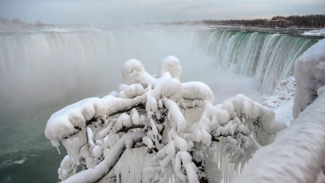 Suasana Air Terjun Niagara, Kanada saat musim dingin. (Foto: REUTERS/Moe Doiron)