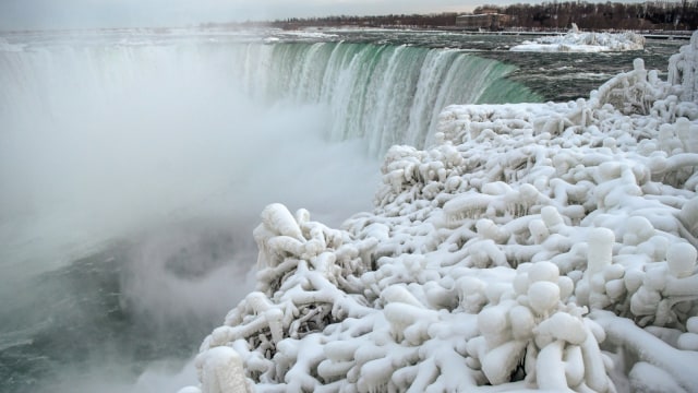 SuasanaAir Terjun Niagara, Kanada saat musim dingin. (Foto: REUTERS/Moe Doiron)