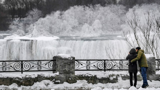 Wisatawan berfoto di sekitar Air Terjun Niagara, Kanada. (Foto: REUTERS/Moe Doiron)