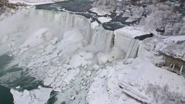 Foto udara Air Terjun Niagara, Kanada saat musim dingin. Foto: REUTERS/Dronebase