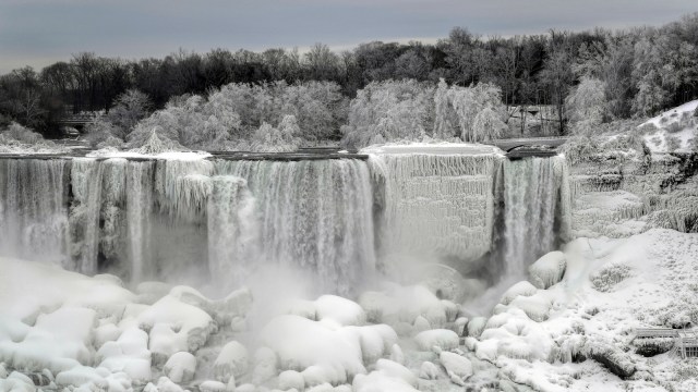 SuasanaAir Terjun Niagara, Kanada, saat musim dingin. Foto: REUTERS/Moe Doiron