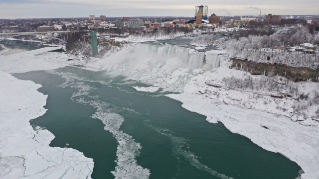Foto udara Air Terjun Niagara, Kanada saat musim dingin. (Foto: REUTERS/Dronebase)