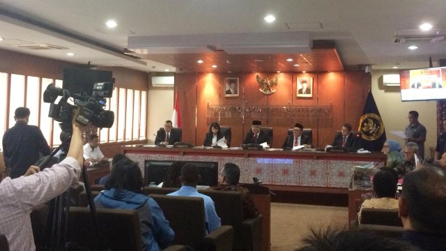 Ketua dan Komisioner KPU memenuhi panggilan Dewan Kehormatan Penyelenggara Pemilu (DKPP) terkait dugaan pelanggaran proses seleksi anggota KPUD. (Foto: Fadjar Hadi/kumparan)