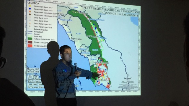 GIS Manager HAkA, Agung Dwinurcahya menjelaskan peta sebaran banjir dan kekeringan daerah aliran sungai Singkil/Alas. (Foto: Zuhri Noviandi/kumparan)