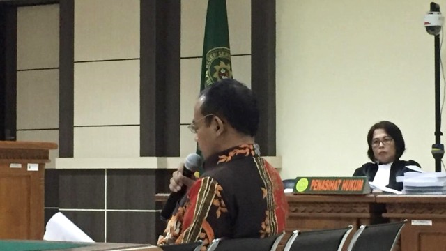 Bupati Purbalingga Nonaktif Tasdi saat membacakan nota pembelaan di Pengadilan Tipikor Semarang, Rabu (23/1). (Foto:  Afiati Tsalitsati/kumparan)