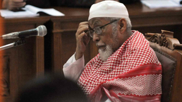 Ulama Muslim, Abu Bakar Ba'asyir saat berada di dalam persidangan (16/06/2011). Foto: AFP PHOTO/BAY ISMOYO