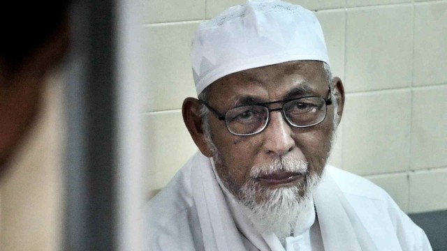 Ulama Muslim, Abu Bakar Ba'asyir saat berada di dalam penjara, Jakarta.   (Foto: AFP PHOTO/BAY ISMOYO)