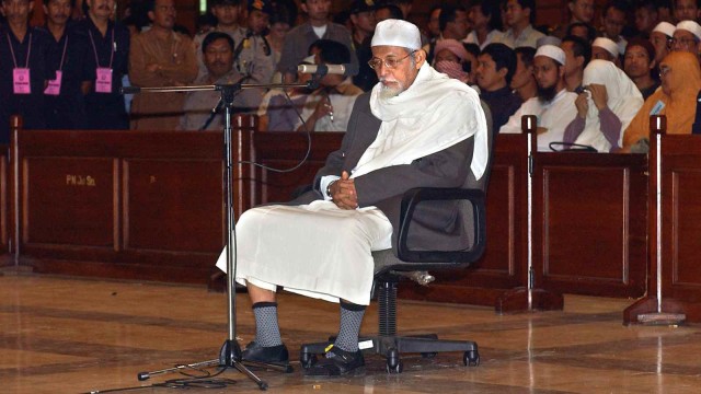 Ulama Muslim, Abu Bakar Ba'asyir saat berada di dalam persidangan, Jakarta (28/102004).  (Foto: AFP/CHOO YOUN-KONG)