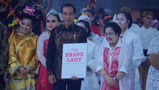 Megawati Soekarnoputri memberikan buku kepada Presiden Joko Widodo di acara perayaan hari ulang tahun Megawati yang ke-72 di Hotel Grand Sahid Jaya, Jakarta, Rabu (23/1/2019). (Foto: Irfan Adi Saputra/kumparan)